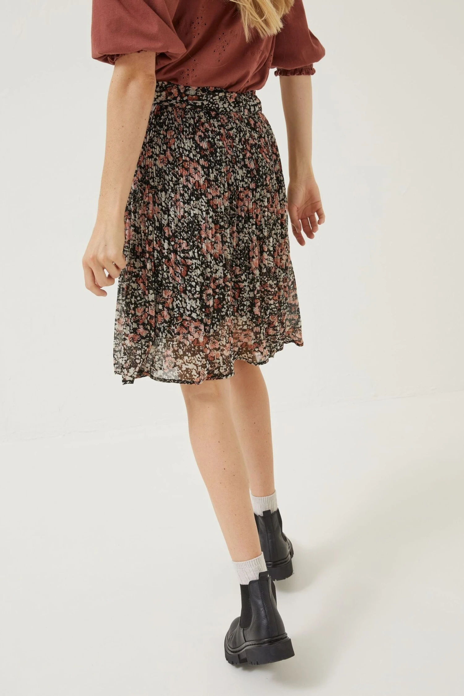 FatFace Kayleigh Blush Floral Black Skirt 5 FatFace Kayleigh Blush Floral Black Skirt - Image 3
