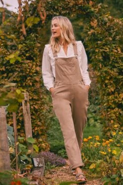 FatFace Natural Banbury Dungarees -Fat Face Shop D57 857s3
