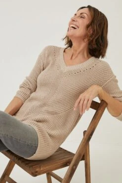FatFace Natural Kayleigh V-Neck Jumper -Fat Face Shop D57873s3