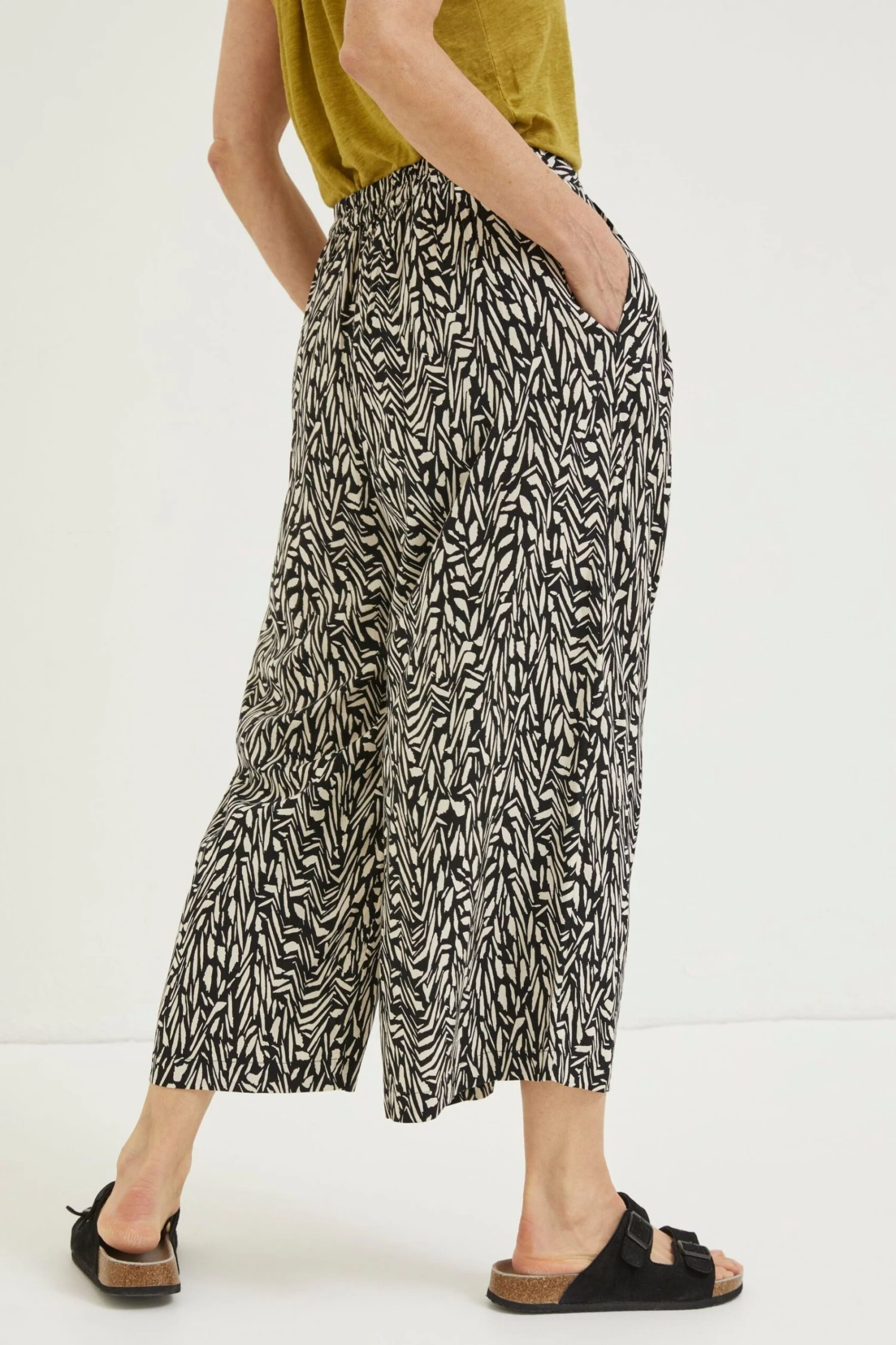 FatFace Shirwell Paint Stroke Black Trousers 4 FatFace Shirwell Paint Stroke Black Trousers - Image 2